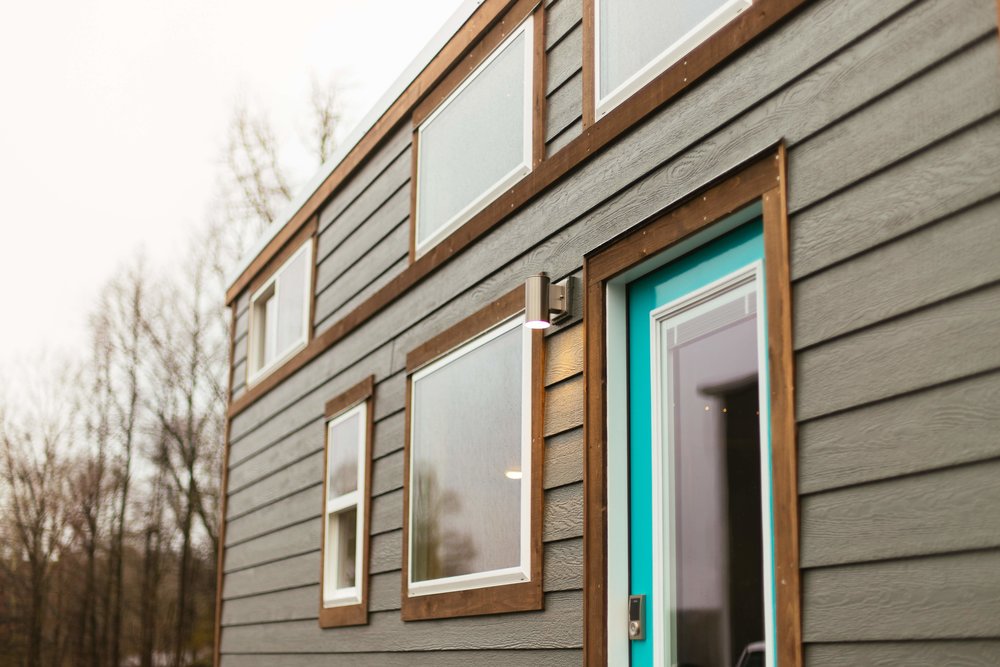 24 ft Tiny House On Wheels Features a Cozy Interior